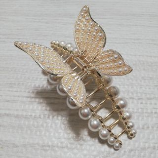 【新品未使用】バナナクリップ 蝶 パール キラキラ(バレッタ/ヘアクリップ)