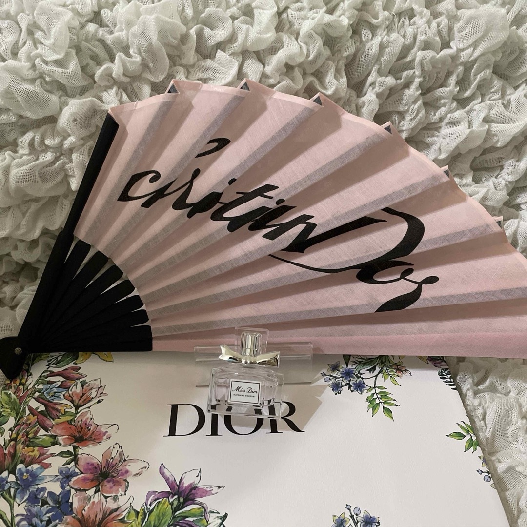 Dior(ディオール)のDIORノベルティ 扇子とMiss DIORのセット レディースのファッション小物(その他)の商品写真