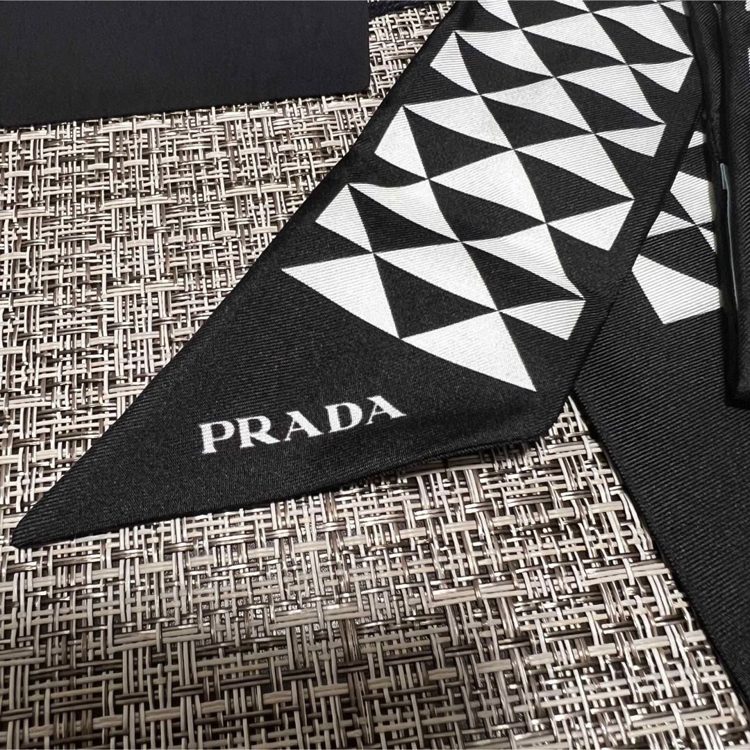 PRADA(プラダ)のPRADA プラダ スカーフ ツイリー バンダナ 箱付き 未使用 レディースのファッション小物(バンダナ/スカーフ)の商品写真