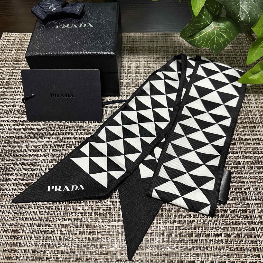 PRADA - PRADA プラダ スカーフ ツイリー バンダナ 箱付き 未 PRADA - PRADA プラダ スカーフ ツイリー バンダナ 箱付き 未