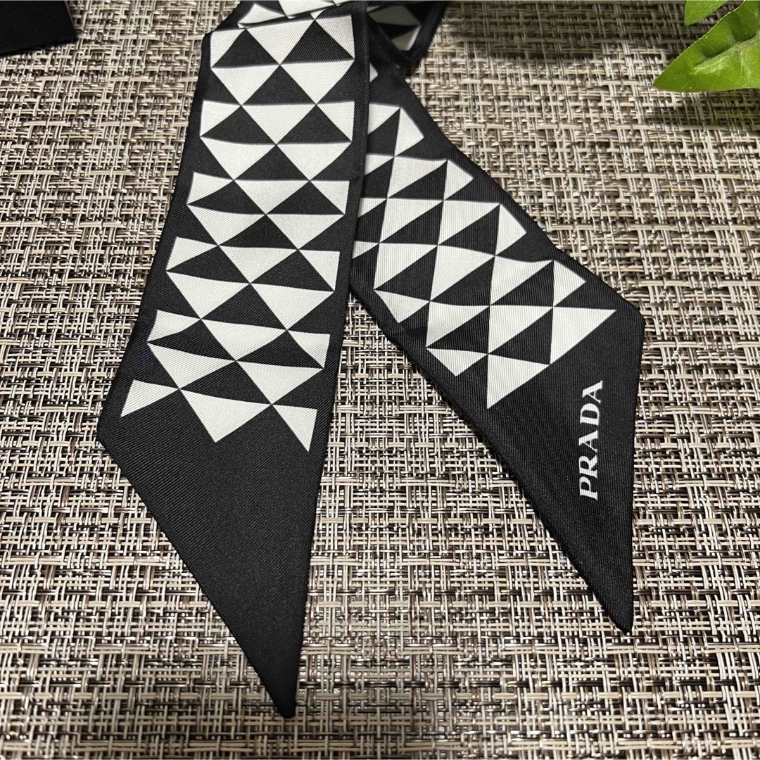 PRADA(プラダ)のPRADA プラダ スカーフ ツイリー バンダナ 箱付き 未使用 レディースのファッション小物(バンダナ/スカーフ)の商品写真