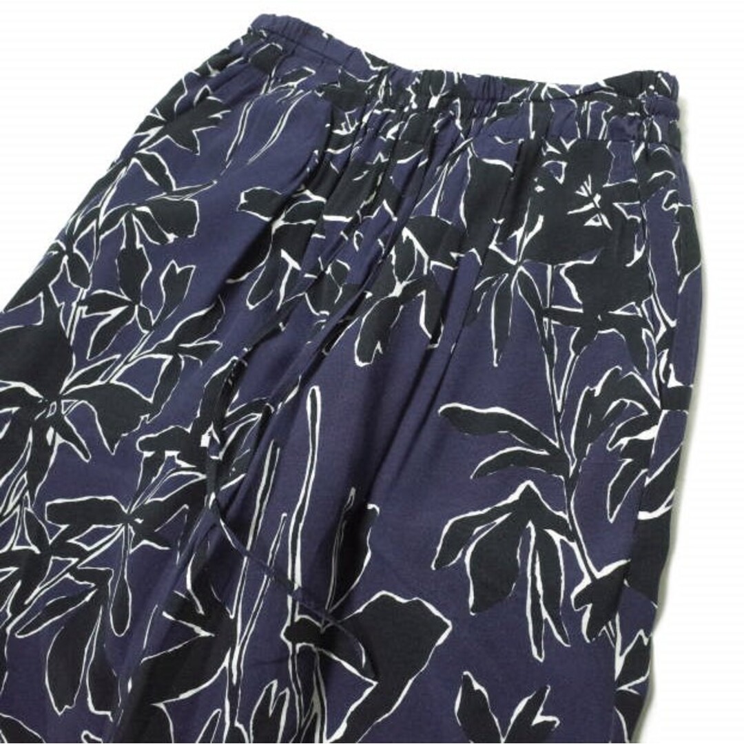 SACRA(サクラ)のSACRA サクラ 23SS 日本製 SHADOW LEAF PANTS リーフプリント ワイドイージーパンツ 123108112 38 ネイビー ボトムス【中古】【SACRA】 レディースのパンツ(カジュアルパンツ)の商品写真