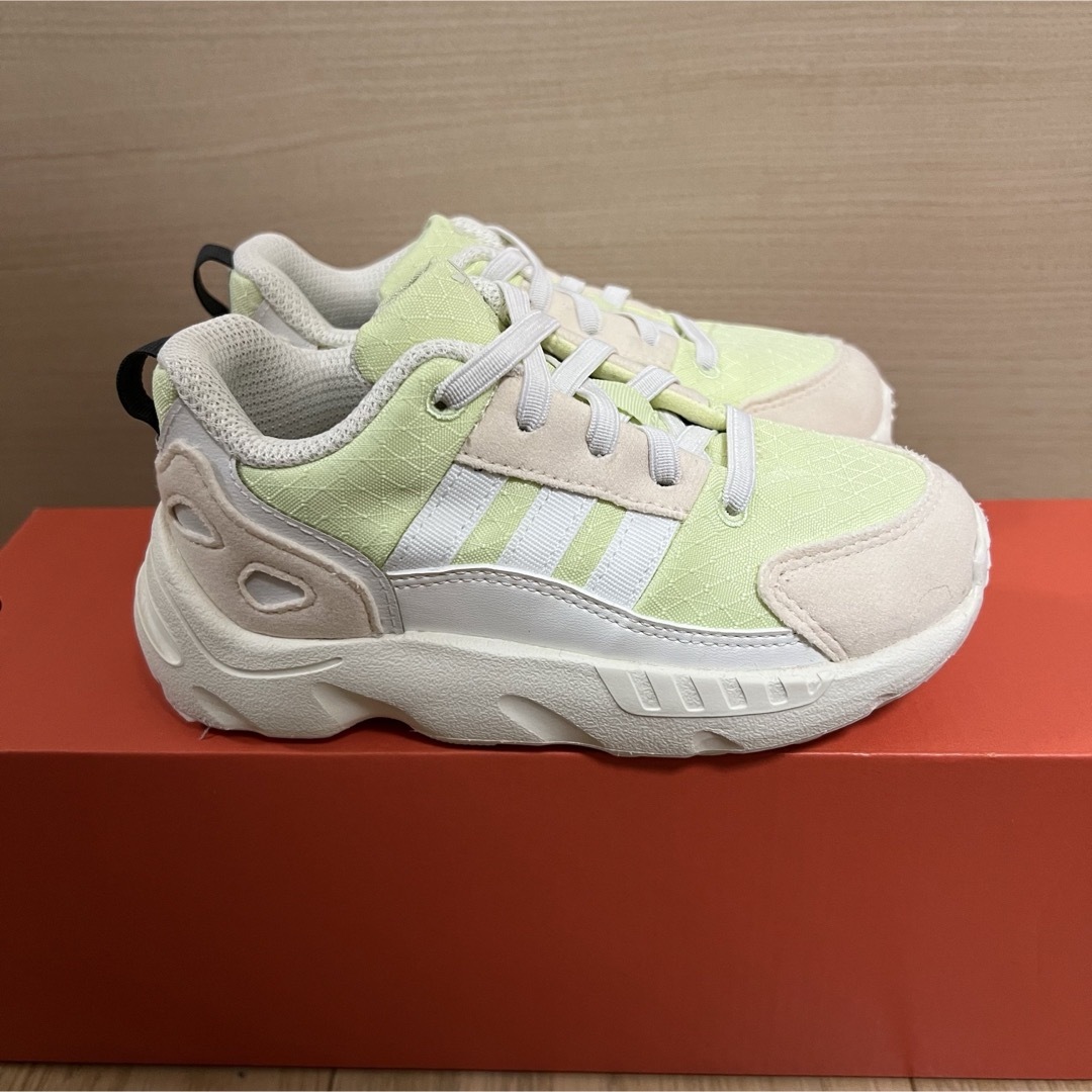 adidas(アディダス)のadidas オリジナルス　キッズ　スニーカー　zx 22 キッズ/ベビー/マタニティのキッズ靴/シューズ(15cm~)(スニーカー)の商品写真