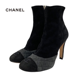 シャネル(CHANEL)のシャネル CHANEL ブーツ ショートブーツ 靴 シューズ スエード ブラック グレー 黒 ココマーク マトラッセ(ブーツ)