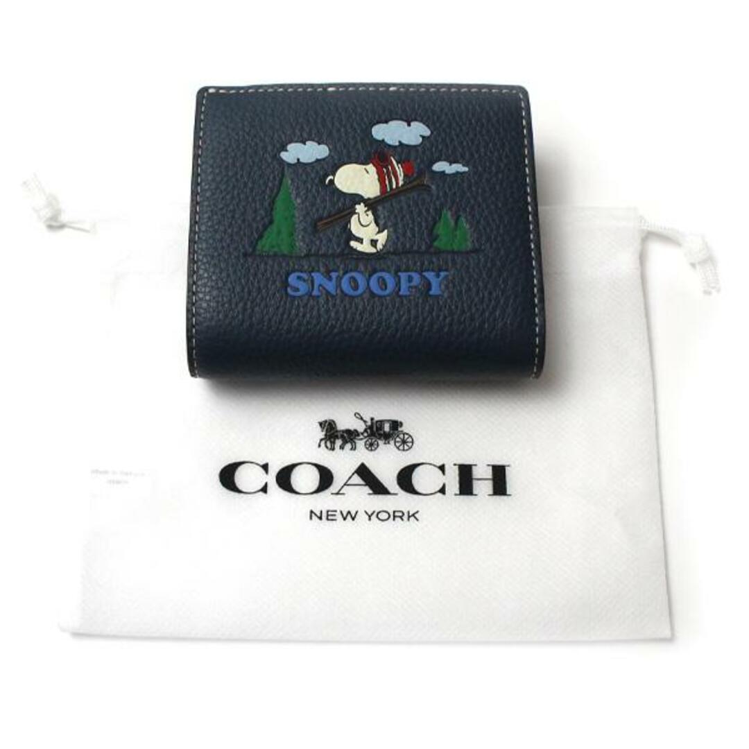 COACH(コーチ)のCOACH コーチ COACH X PEANUTS 折り財布 スナップ ウォレット・スヌーピー スキー モチーフ 二つ折り財布 デニム/マルチ CF251 QBDEI レディース【未使用】【買取品】 レディースのファッション小物(財布)の商品写真