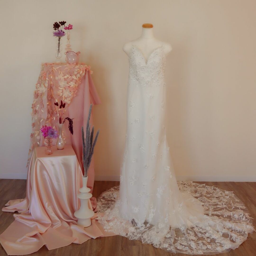 ウエディングドレス オフホワイト 優雅なシルエット 贅沢な小花総レース 結婚式レディース