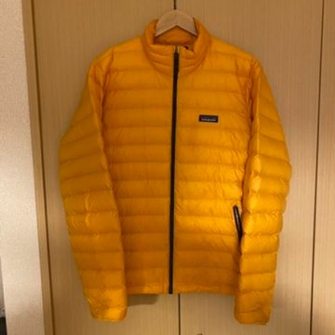 patagonia(パタゴニア)のpatagonia ダウンセーター　マンゴーカラー メンズのジャケット/アウター(ダウンジャケット)の商品写真