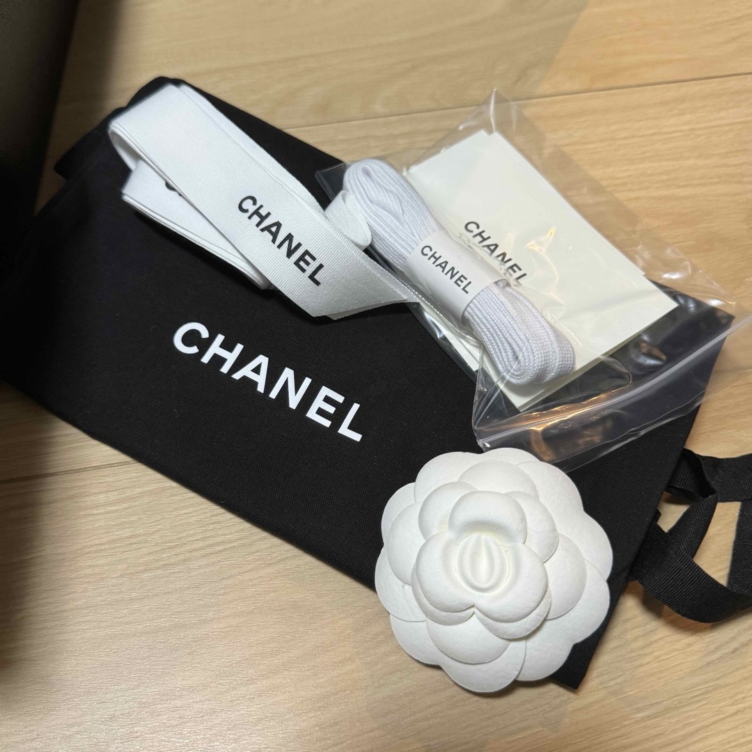 CHANEL(シャネル)の美品！シャネル スニーカー 36 黒 箱付き付属品全てあり レディースの靴/シューズ(スニーカー)の商品写真