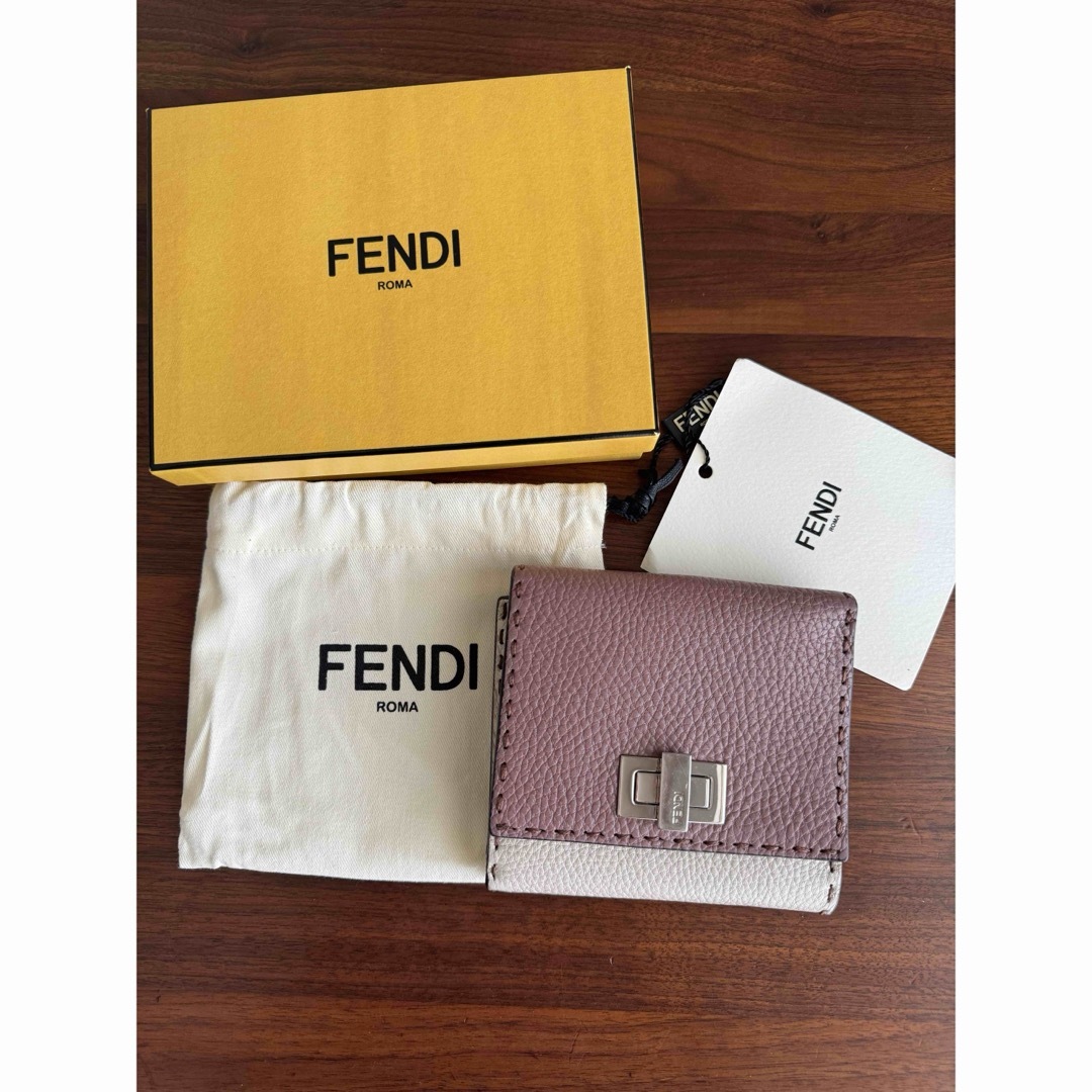 【定価10万】美品 フェンディ セレリア ピーカブー 二つ折り財布 レディースシボレザーサイズ