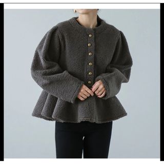 ザラ(ZARA)の【未使用】エメリー  ジャケット ペプラム ボア アウター (ノーカラージャケット)