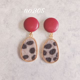 no.305 レッド フェイクレザー ファー グレー ピアス、イヤリング(ピアス)