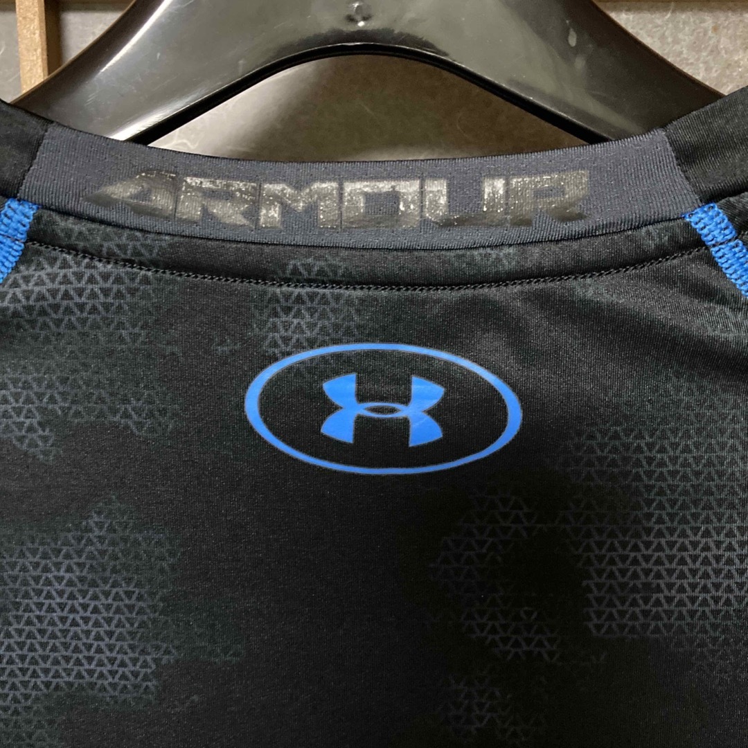 UNDER ARMOUR(アンダーアーマー)のメンズ　アンダーアーマー  スポーツインナー 長袖　黒×青 スポーツ/アウトドアのトレーニング/エクササイズ(トレーニング用品)の商品写真