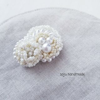 雪だるまなブローチ　ビーズ刺繍　ブローチ(コサージュ/ブローチ)