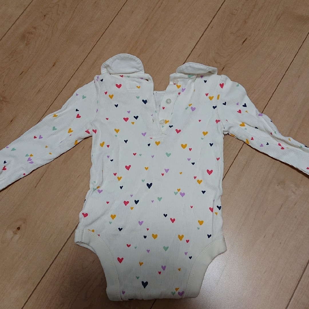 babyGAP(ベビーギャップ)のbabyGAP ロンパース ハート 70 キッズ/ベビー/マタニティのベビー服(~85cm)(肌着/下着)の商品写真