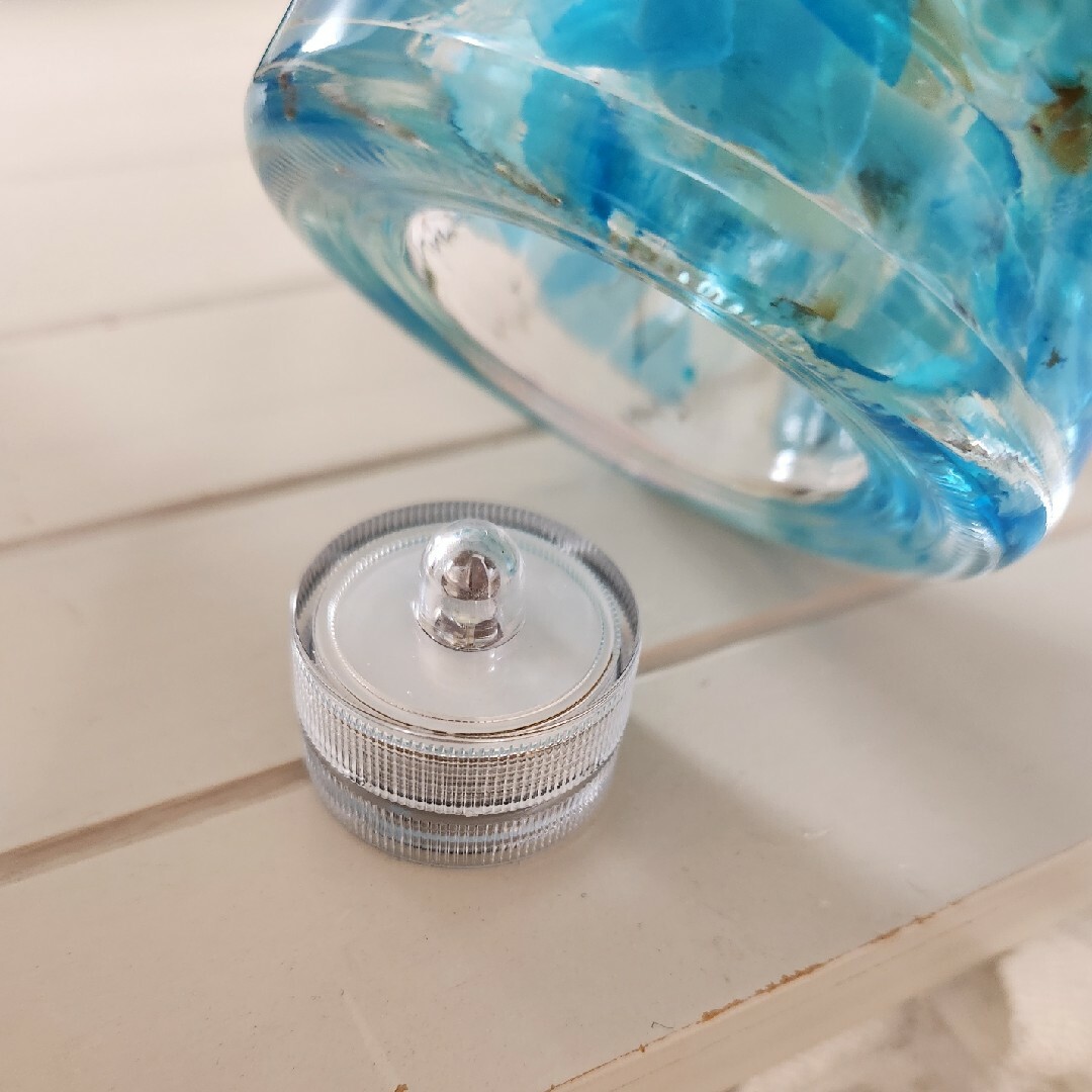 ハーバリウム　LEDライト付き　ティファニーブルー色 ハンドメイドのフラワー/ガーデン(プリザーブドフラワー)の商品写真