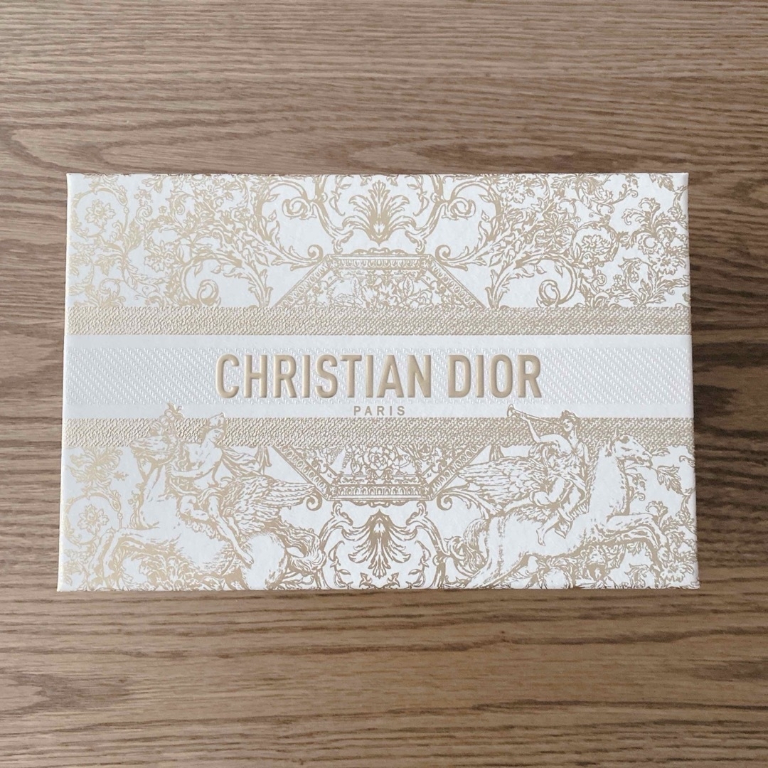 Christian Dior(クリスチャンディオール)のディオール　2023ホリデー　クリスマス　限定　ギフトボックス＋メッセージカード インテリア/住まい/日用品のオフィス用品(ラッピング/包装)の商品写真