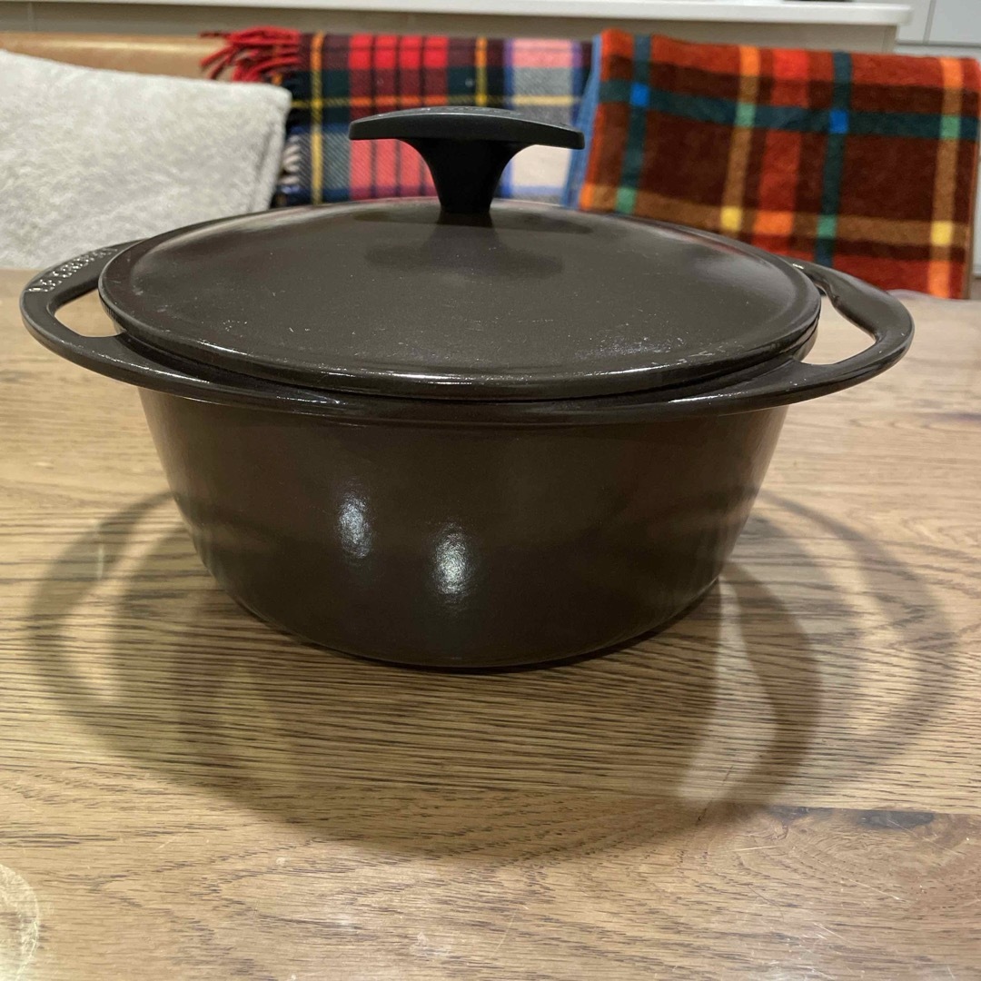 LE CREUSET(ルクルーゼ)のル・クルーゼ　センセーション　ココット・ロンド　ダークブラウン　両手鍋　22㎝ インテリア/住まい/日用品のキッチン/食器(鍋/フライパン)の商品写真