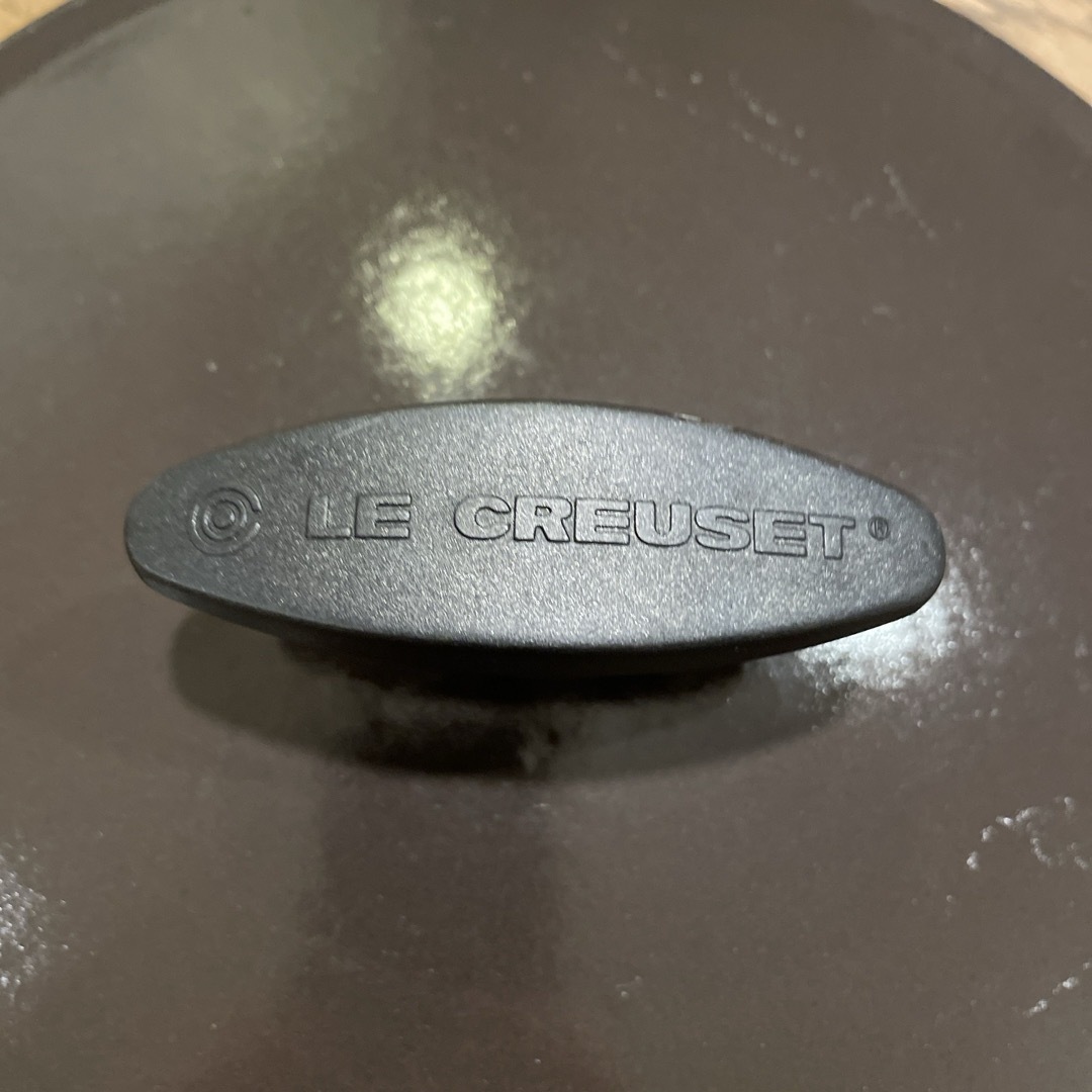 LE CREUSET(ルクルーゼ)のル・クルーゼ　センセーション　ココット・ロンド　ダークブラウン　両手鍋　22㎝ インテリア/住まい/日用品のキッチン/食器(鍋/フライパン)の商品写真