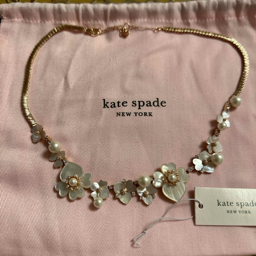 kate spade new york(ケイトスペードニューヨーク)の新品ケイトスペード　シェルフラワーネックレス レディースのアクセサリー(ネックレス)の商品写真