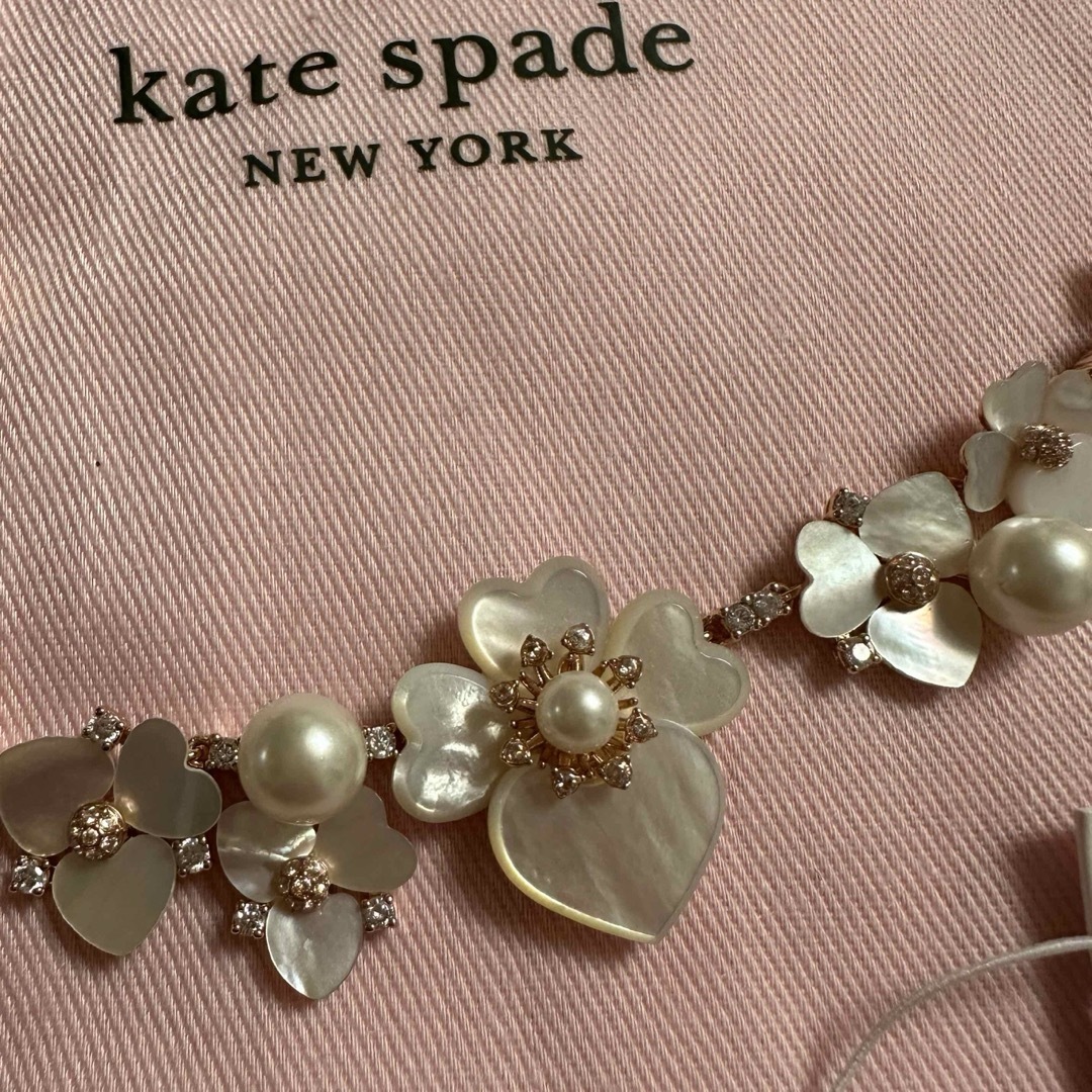 kate spade new york(ケイトスペードニューヨーク)の新品ケイトスペード　シェルフラワーネックレス レディースのアクセサリー(ネックレス)の商品写真