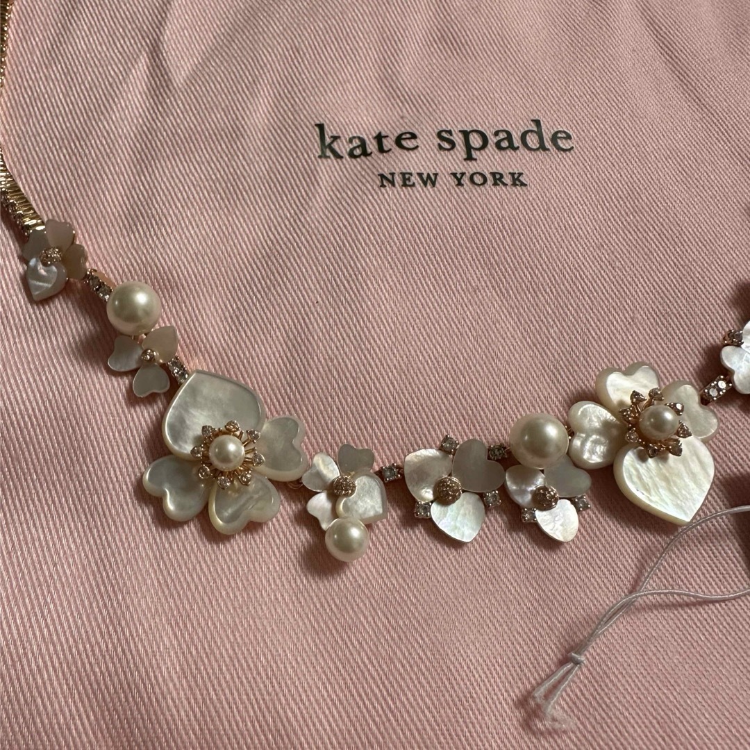 kate spade new york(ケイトスペードニューヨーク)の新品ケイトスペード　シェルフラワーネックレス レディースのアクセサリー(ネックレス)の商品写真