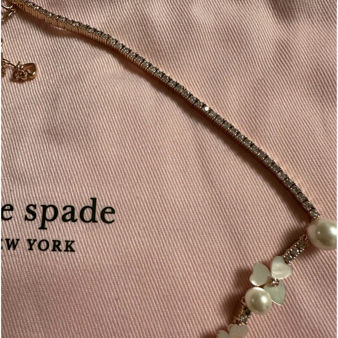 kate spade new york(ケイトスペードニューヨーク)の新品ケイトスペード　シェルフラワーネックレス レディースのアクセサリー(ネックレス)の商品写真