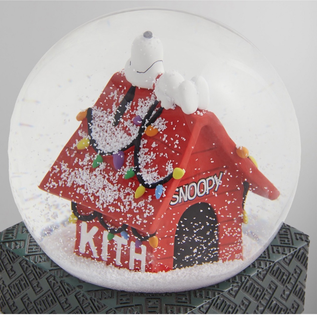 KITH(キス)のKith for Snoopy Kithmas House Snow Globe インテリア/住まい/日用品のインテリア小物(置物)の商品写真