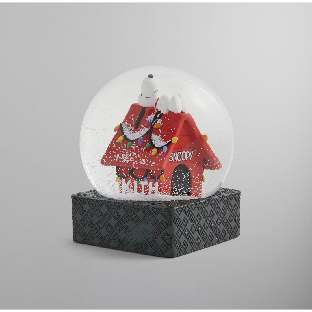 KITH(キス)のKith for Snoopy Kithmas House Snow Globe インテリア/住まい/日用品のインテリア小物(置物)の商品写真