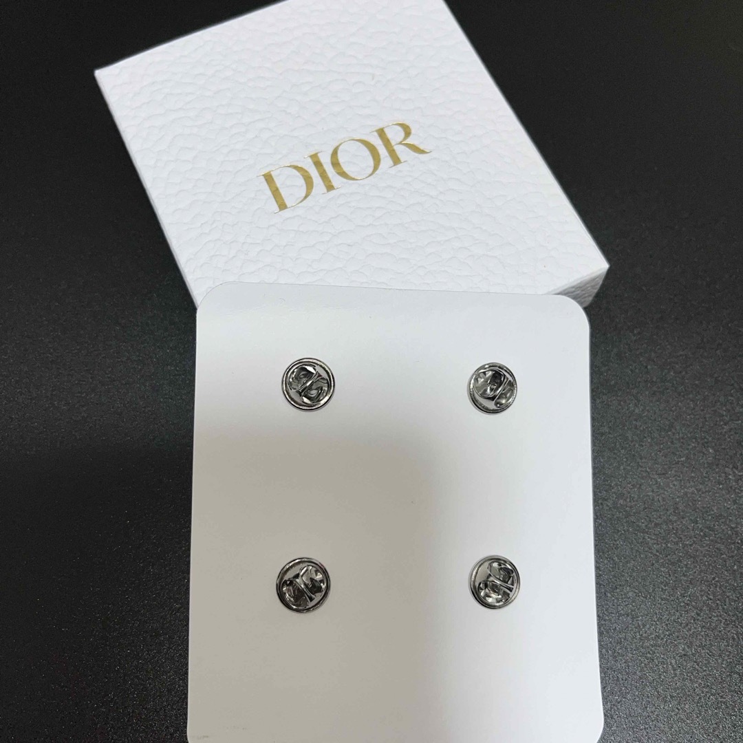 Christian Dior(クリスチャンディオール)のディオールのピンバッジ エンタメ/ホビーのアニメグッズ(バッジ/ピンバッジ)の商品写真