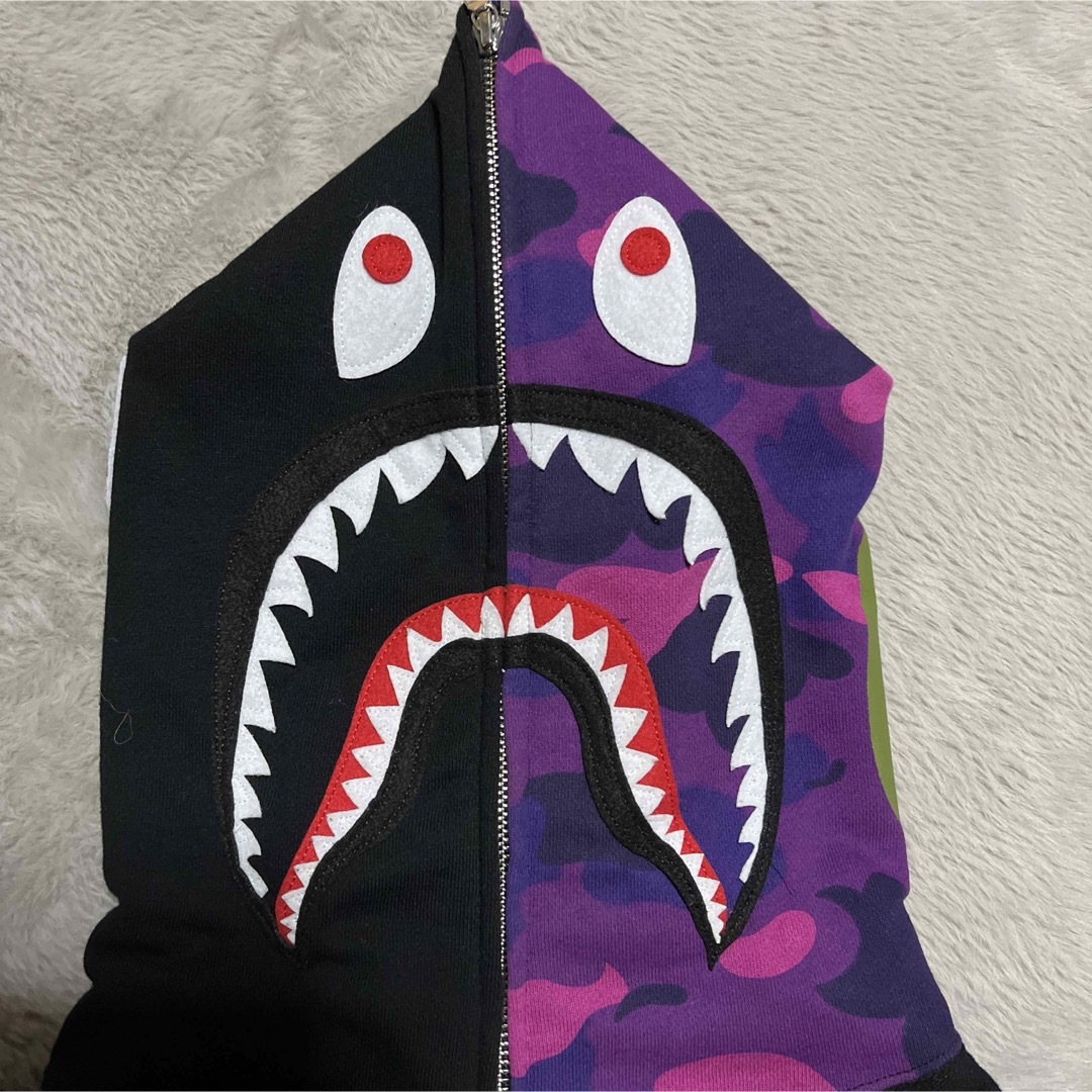 A BATHING APE(アベイシングエイプ)のAPE BAPE KAWS SHARK HOODIE シャークパーカー　紫　M メンズのトップス(パーカー)の商品写真