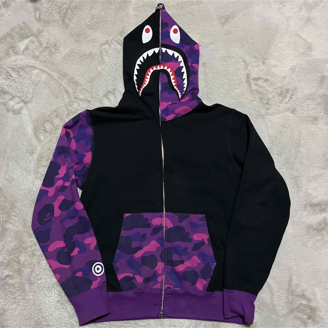 A BATHING APE(アベイシングエイプ)のAPE BAPE KAWS SHARK HOODIE シャークパーカー　紫　M メンズのトップス(パーカー)の商品写真