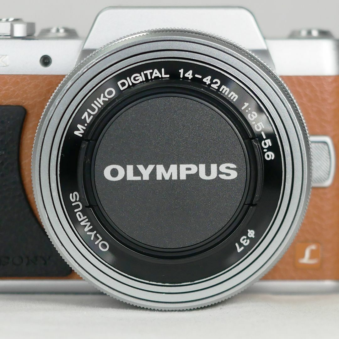 OLYMPUS(オリンパス)のオリンパス 電動パンケーキレンズ M.ZUIKO 14-42mm シルバー スマホ/家電/カメラのカメラ(レンズ(ズーム))の商品写真