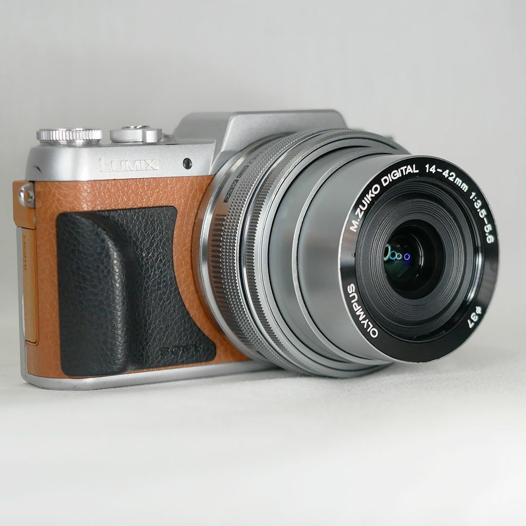 OLYMPUS(オリンパス)のオリンパス 電動パンケーキレンズ M.ZUIKO 14-42mm シルバー スマホ/家電/カメラのカメラ(レンズ(ズーム))の商品写真