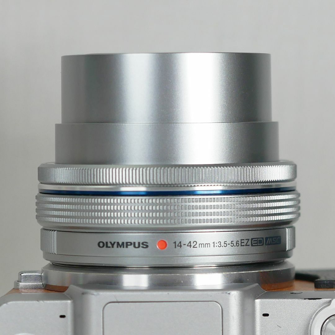 OLYMPUS(オリンパス)のオリンパス 電動パンケーキレンズ M.ZUIKO 14-42mm シルバー スマホ/家電/カメラのカメラ(レンズ(ズーム))の商品写真