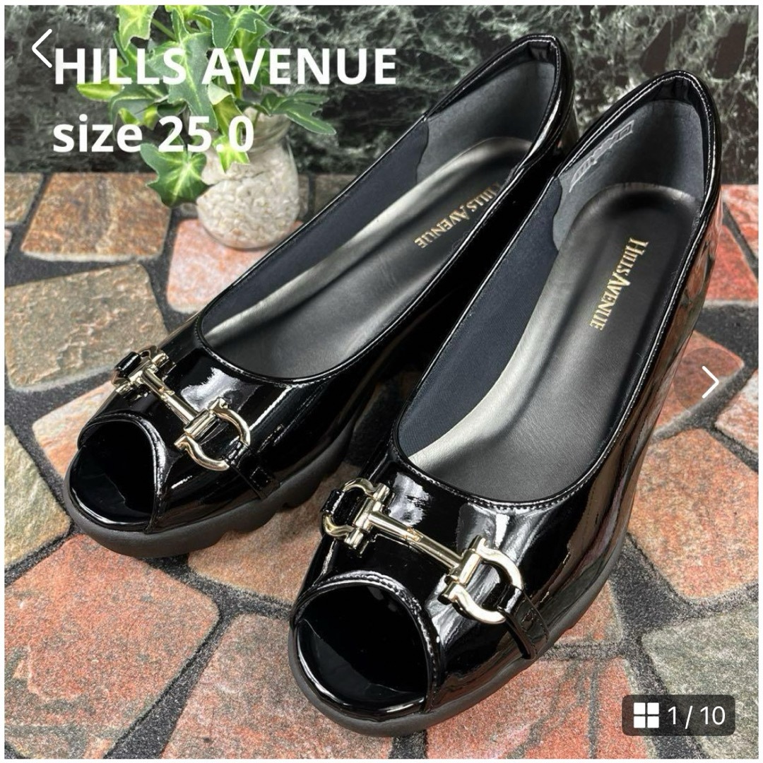 アイテムHILLS AVENUE 　ビットチャーム付　オープントゥ　エナメル　パンプス