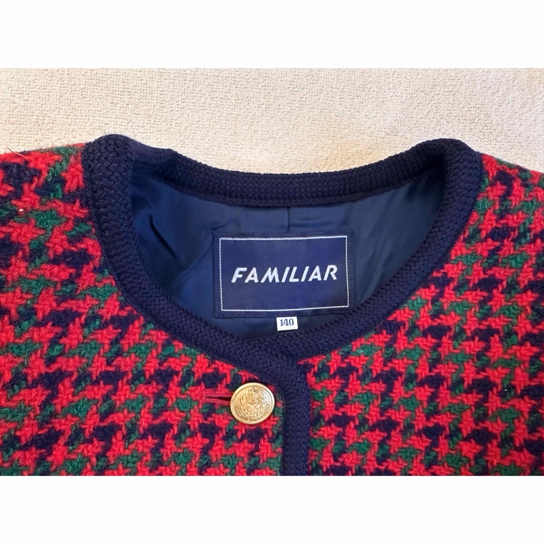 familiar(ファミリア)のfamiliar  赤チェック、金ボタン ウールジャケット 140 未使用に近い キッズ/ベビー/マタニティのキッズ服女の子用(90cm~)(ジャケット/上着)の商品写真