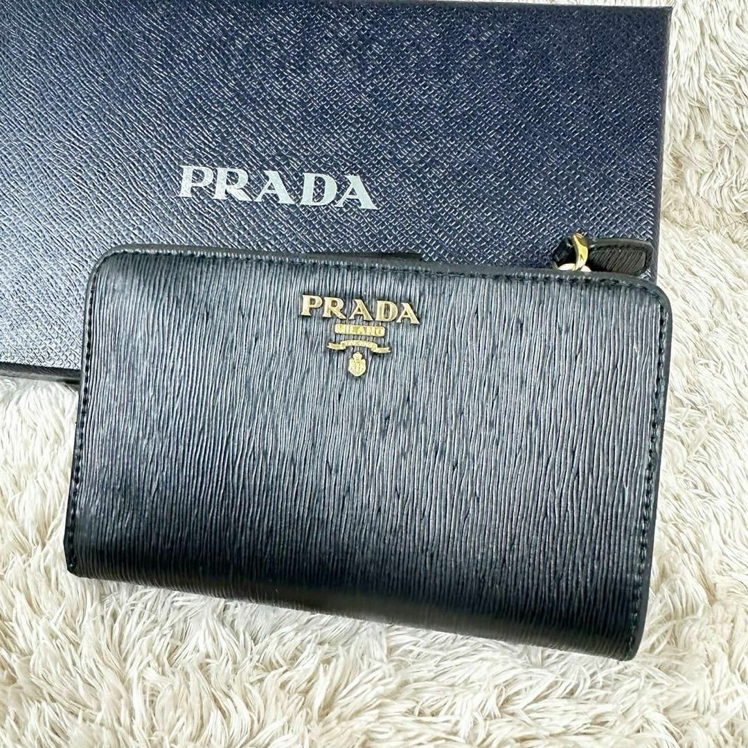 【人気】プラダ 二つ折り財布 ブラック ゴールドロゴ ユニセックスレディース管理番号959