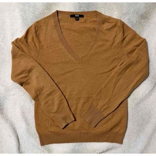 ユニクロ(UNIQLO)の売切価格　ユニクロ Vネックセーター 薄茶色　カシミヤ 100% サイズXS(ニット/セーター)