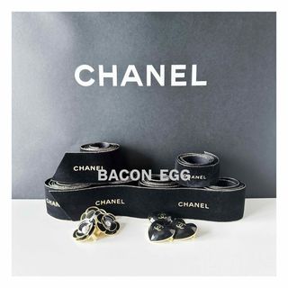 シャネル(CHANEL)のクリスマス限定【CHANEL】2023 カメリア&ハートチャーム リボンセット(チャーム)