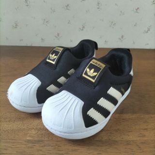 アディダス(adidas)の専用☆adidasスーパースターブラックゴールドGS　13cm(スニーカー)