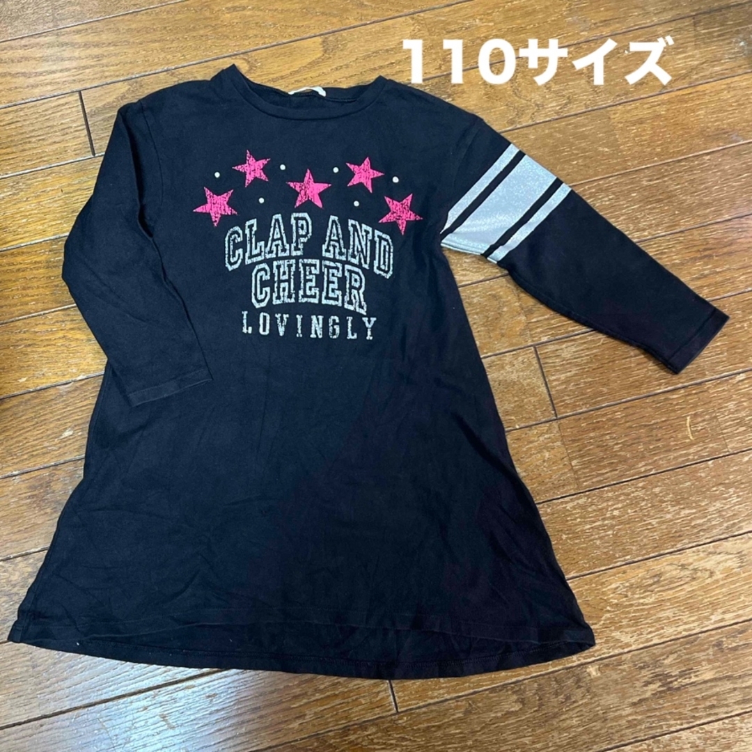 GU(ジーユー)の【110サイズ】　GU　キラキラ　ロゴ入りワンピース　 キッズ/ベビー/マタニティのキッズ服女の子用(90cm~)(ワンピース)の商品写真