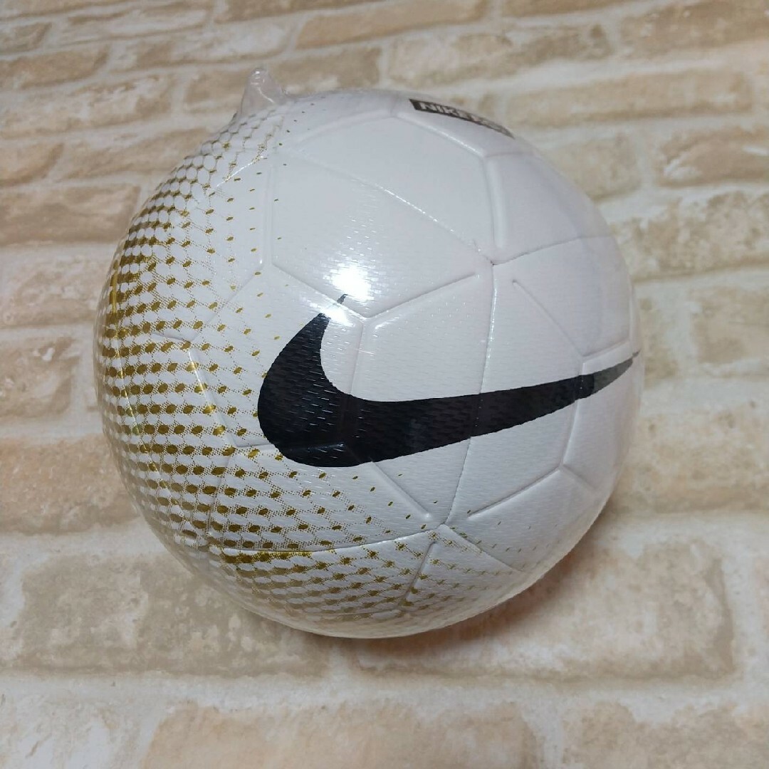 NIKE(ナイキ)のサッカーボール　5号球　ナイキ　エアロック スポーツ/アウトドアのサッカー/フットサル(ボール)の商品写真
