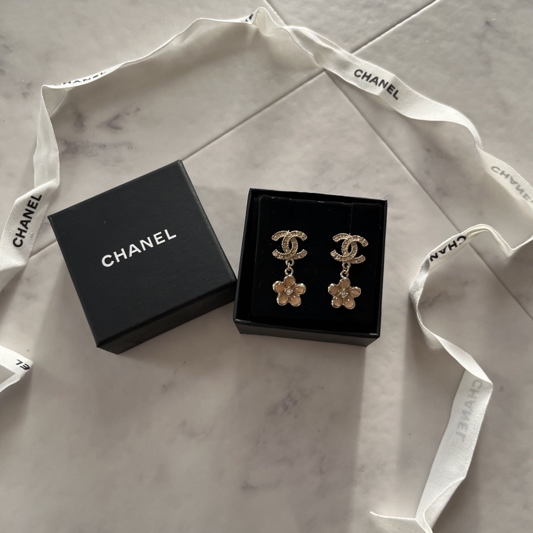 CHANEL(シャネル)のシャネル ピアス CCマーク/CC スイング フラワーモチーフ　ローズ/ゴールド レディースのアクセサリー(ピアス)の商品写真