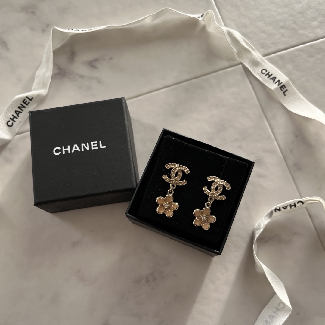 CHANEL(シャネル)のシャネル ピアス CCマーク/CC スイング フラワーモチーフ　ローズ/ゴールド レディースのアクセサリー(ピアス)の商品写真