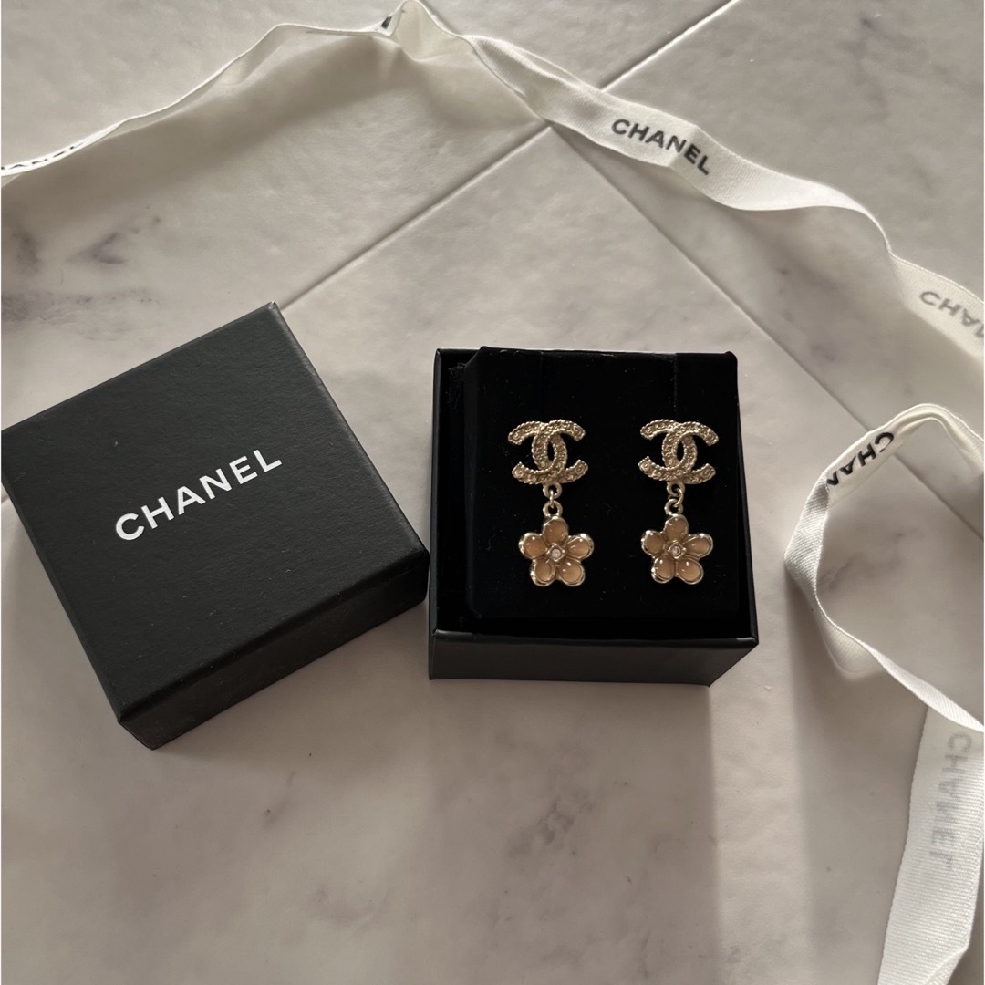 CHANEL(シャネル)のシャネル ピアス CCマーク/CC スイング フラワーモチーフ　ローズ/ゴールド レディースのアクセサリー(ピアス)の商品写真