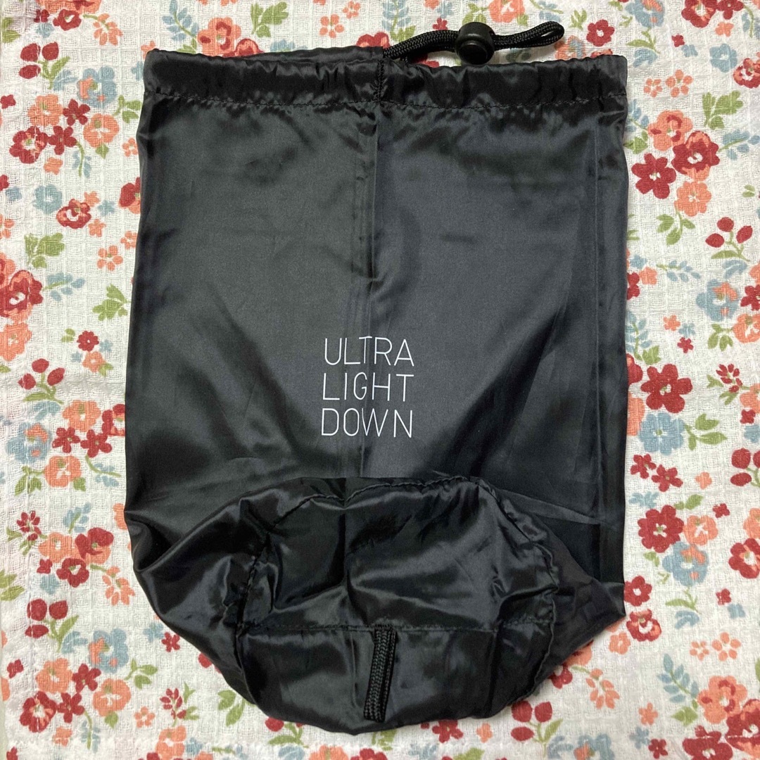 UNIQLO(ユニクロ)のウルトラライトダウン収納袋(ブラック) レディースのファッション小物(その他)の商品写真