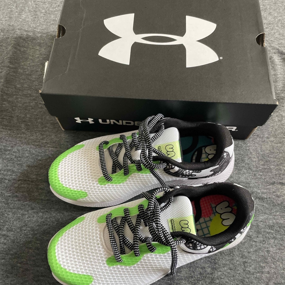 UNDER ARMOUR(アンダーアーマー)のアンダーアーマーキッズスニーカー　23.0cm キッズ/ベビー/マタニティのキッズ靴/シューズ(15cm~)(スニーカー)の商品写真