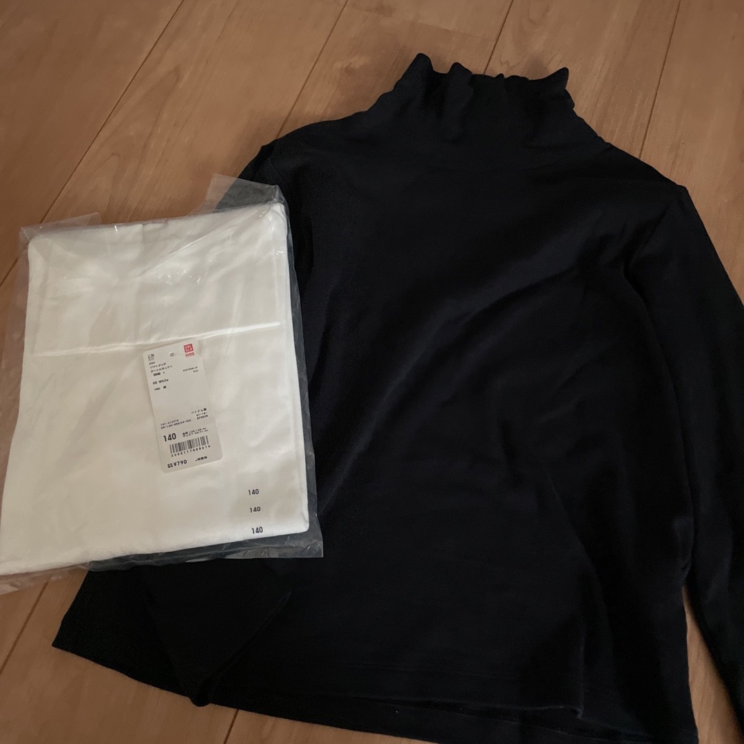 UNIQLO(ユニクロ)のUNIQLOタートルカットソー2枚 キッズ/ベビー/マタニティのキッズ服男の子用(90cm~)(Tシャツ/カットソー)の商品写真