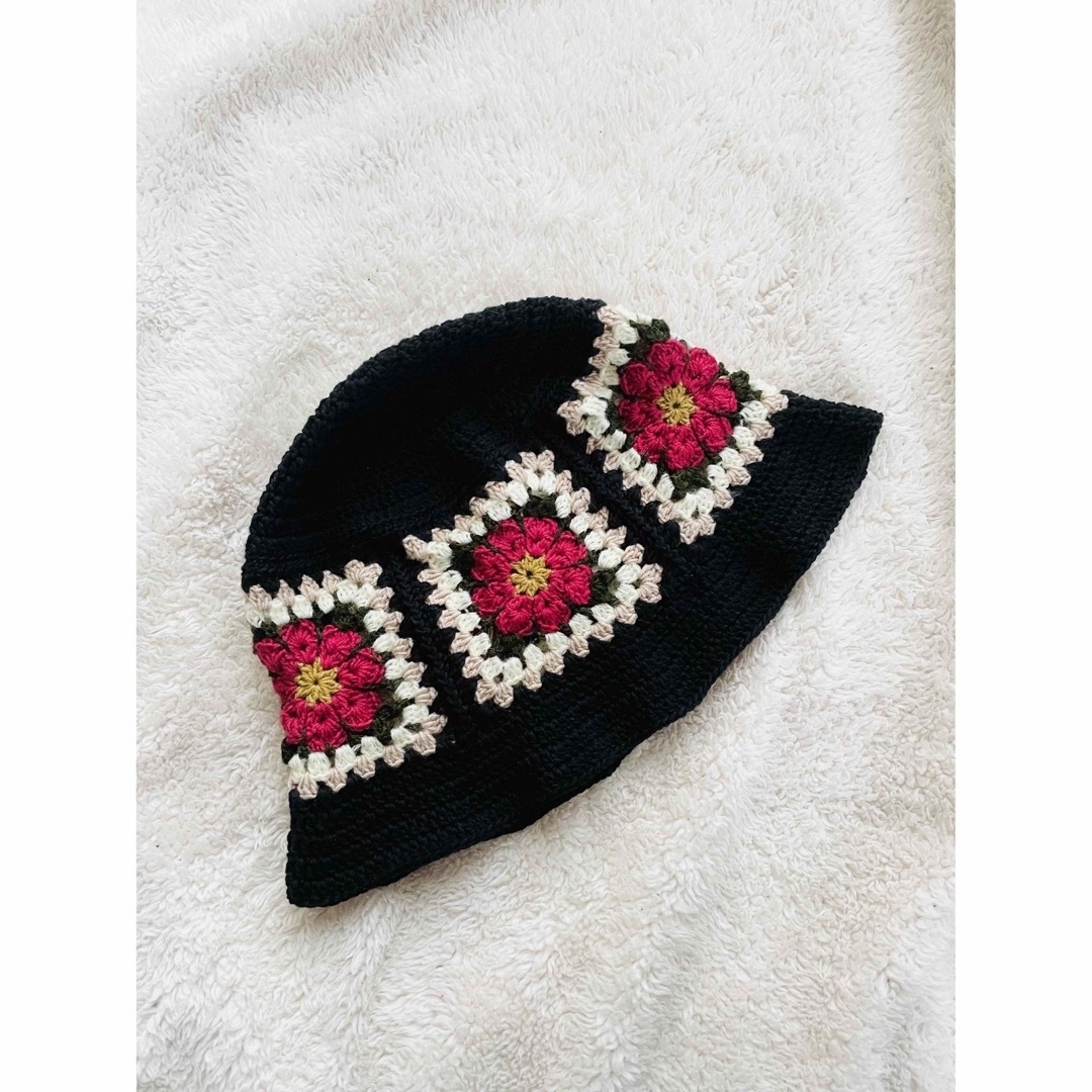 グラニースクエアハット　手編み帽子　クロシェハット　バケットハット　ニット帽 ハンドメイドのファッション小物(帽子)の商品写真