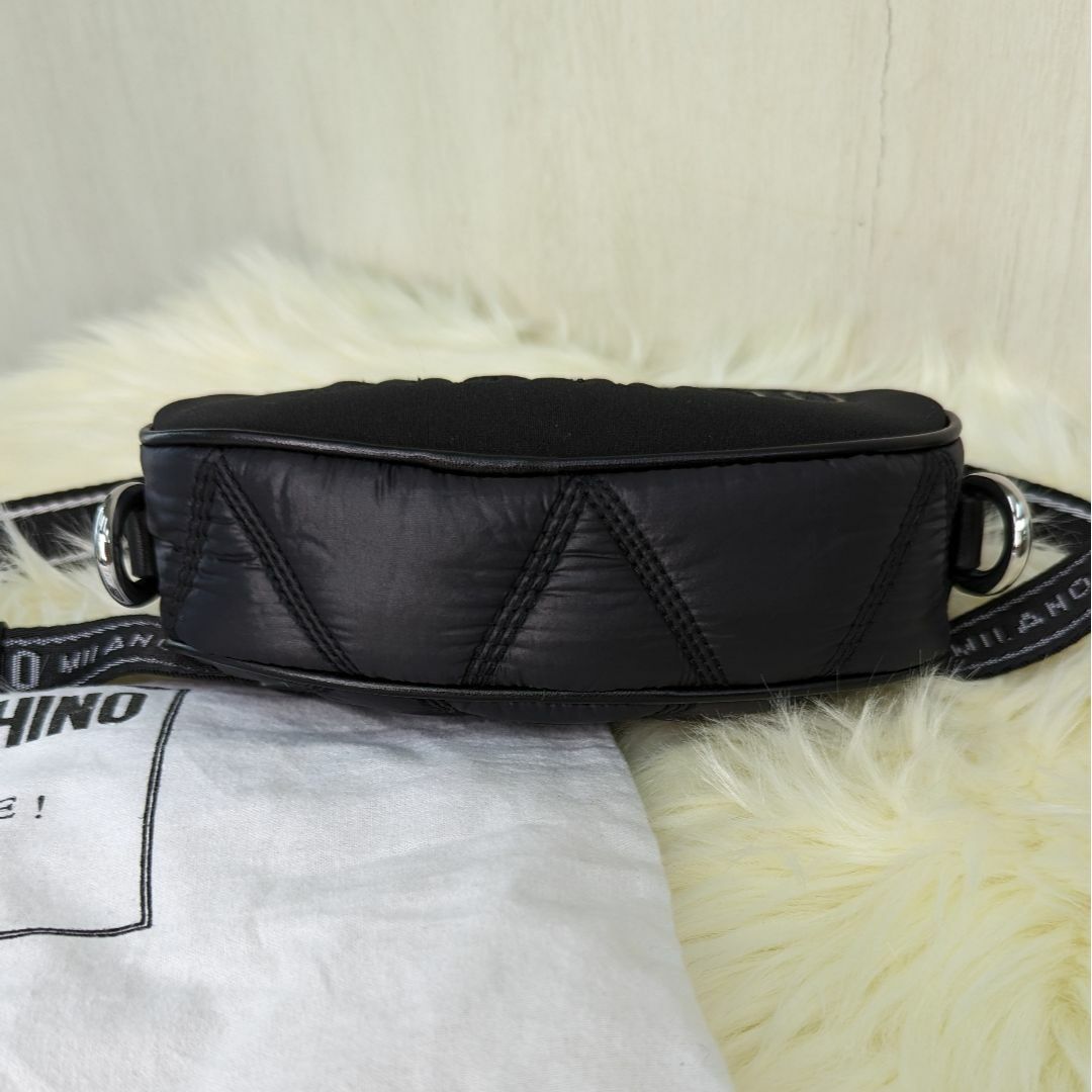 MOSCHINO(モスキーノ)のモスキーノ ボディバッグ ナイロン レザー ブラック 黒 ロゴ MOSCHINO レディースのバッグ(ボディバッグ/ウエストポーチ)の商品写真